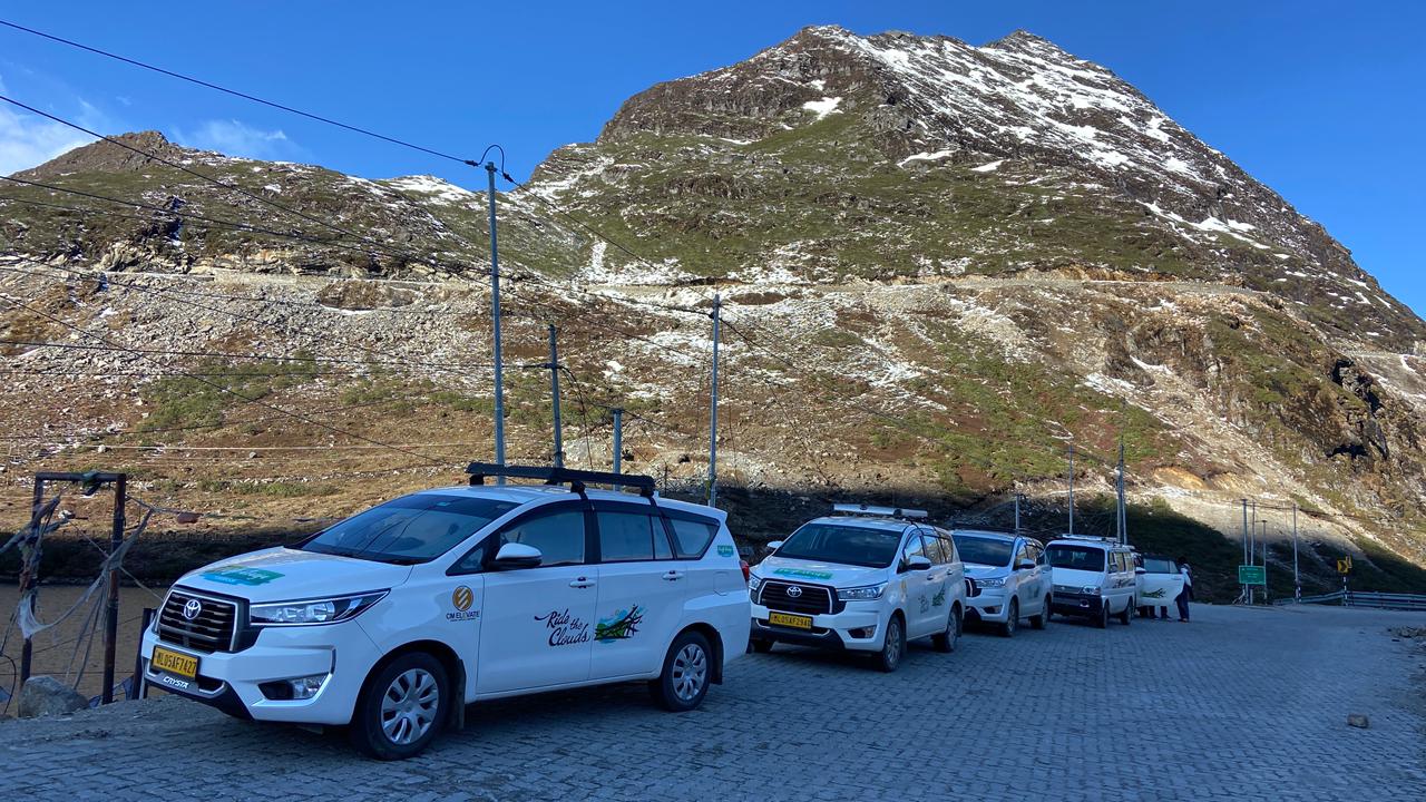 Tourists enjoying a Tawang trip with Go Tawang